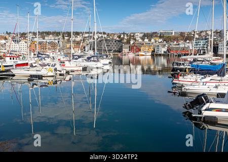 Marina avec voiliers dans Tromso Banque D'Images