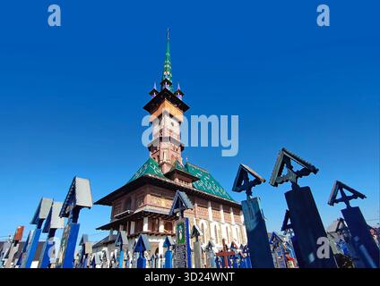 Église du joyeux cimetière du village de Săpânţa, comté de Maramureş, Roumanie (Biserica de la Cimitirul Vesel din Săpânța, Maramureș, Roumanie) Banque D'Images