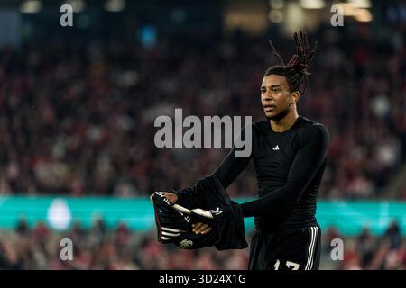 Cologne, Allemagne. 28 octobre 2025. COLOGNE, ALLEMAGNE - OCTOBRE 29 : Michael Olise (FC Bayern Muenchen, 17 ans) enlève son maillot et son maillot de corps lors du match DFB Pokal entre 1. FC Koeln vs FC Bayern Muenchen au RheinEnergieStadion le jour 2 de DFB Pokal le 28 octobre 2025 à Cologne, Allemagne. LA RÉGLEMENTATION DFB INTERDIT TOUTE UTILISATION DE PHOTOGRAPHIES COMME SÉQUENCES D'IMAGES ET/OU QUASI-VIDÉO. Crédit : dpa/Alamy Live News Banque D'Images