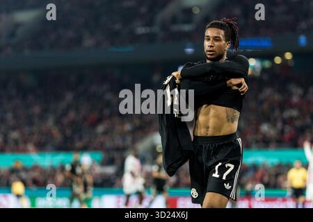 Cologne, Allemagne. 28 octobre 2025. COLOGNE, ALLEMAGNE - OCTOBRE 29 : Michael Olise (FC Bayern Muenchen, 17 ans) enlève son maillot et son maillot de corps lors du match DFB Pokal entre 1. FC Koeln vs FC Bayern Muenchen au RheinEnergieStadion le jour 2 de DFB Pokal le 28 octobre 2025 à Cologne, Allemagne. LA RÉGLEMENTATION DFB INTERDIT TOUTE UTILISATION DE PHOTOGRAPHIES COMME SÉQUENCES D'IMAGES ET/OU QUASI-VIDÉO. Crédit : dpa/Alamy Live News Banque D'Images