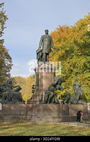 Monument national Bismarck, automne dans le parc Grosser Tiergarten, Mitte, Berlin, Allemagne Banque D'Images