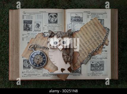 Bangkok, Thaïlande - 26 Oct, 2025 - perché au sommet d'un livre vintage ouvert est une charmante figure de hibou avec de grandes ailes fabriquées à partir de partitions vieilles, seemingl Banque D'Images
