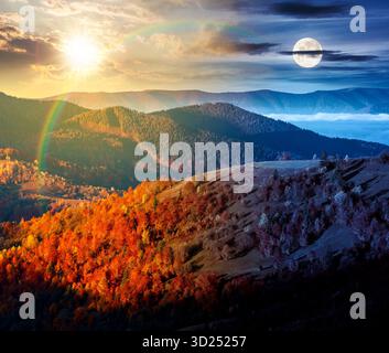 paysage de montagne sur l'équinoxe d'automne. concept de changement de jour et de nuit. destination pittoresque pour un week-end avec soleil et lune au crépuscule. brouillard dans le di Banque D'Images