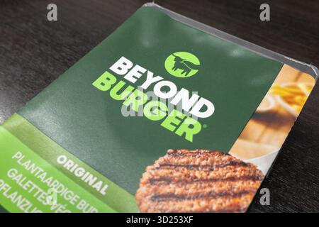 Au-delà de l'emballage Burger de l'entreprise au-delà de la viande. La patty végétalienne (à base de plantes) est congelée et prête pour un barbecue. Nourriture pour hamburgers respectueuse des animaux. Banque D'Images