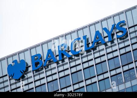 Siège social de Barclays Corporate Banking dans le quartier financier de Canary Wharf le 5 octobre 2025 à Londres, Royaume-Uni. Canary Wharf est une zone située près de l'île des chiens dans le quartier londonien de Tower Hamlets et est définie par la Greater London Authority comme faisant partie du quartier central des affaires de Londres. Barclays Plc est une banque multinationale britannique, dont le siège social se trouve à Londres et qui opère à la fois en tant que banque de consommation américaine et britannique, en tant que banque d'entreprise, banque privée, en gestion de patrimoine et en tant que banque d'investissement. Banque D'Images