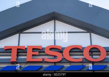 Le logo du supermarché Tesco annonce la sortie du magasin le 6 octobre 2025 à Londres, Royaume-Uni. Tesco plc est un supermarché mondial et un détaillant général basé au Royaume-Uni. C'est le troisième détaillant au monde en termes de chiffre d'affaires et le deuxième en termes de bénéfices. Il s'agit de la première marque d'épicerie au Royaume-Uni avec une part de marché d'environ 30 %. Banque D'Images