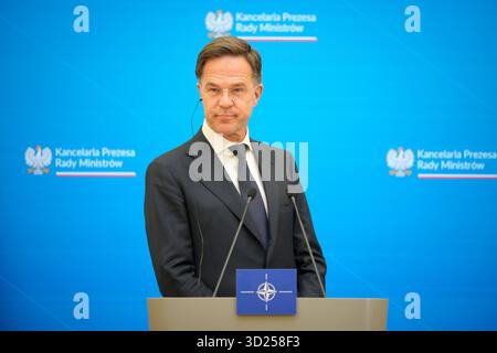 Le secrétaire général de l’OTAN, Mark Rutte, rencontre le premier ministre polonais Donald Tusk à la Chancellerie du premier ministre à Varsovie, en Pologne, le 2025 mars. Banque D'Images