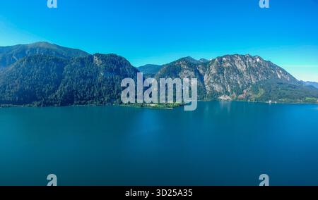 Vue aérienne du lac Attersee dans le Salzkammergut autrichien Banque D'Images