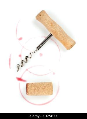 Tire-bouchon liège et au vin rouge les taches. Isolé sur fond blanc Banque D'Images