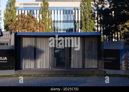 Poznan, Pologne - 24 septembre 2025 : le bureau de vente temporaire DEVELIA présente le projet Krolojej Jadwigi 51, positionné par BRIDGESTONE Corporate Buildin Banque D'Images