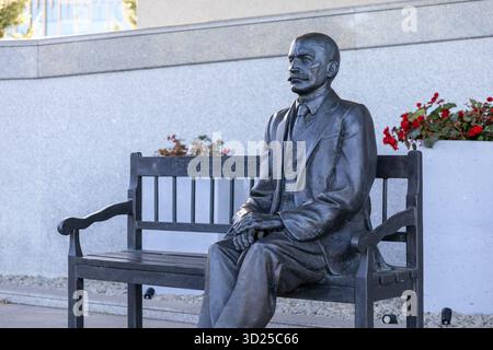 Poznan, Pologne - 24 septembre 2025 : sculpture en bronze représentant le professeur Eugeniusz Piasecki assis sur un banc, commémorant son éminent universitaire Banque D'Images
