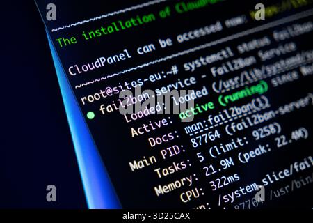 Poznan, Pologne - 24 septembre 2025 : la vue Monitor révèle l'état actif du service fail2ban, illustrant les protocoles de sécurité réseau essentiels et sécurisé Banque D'Images