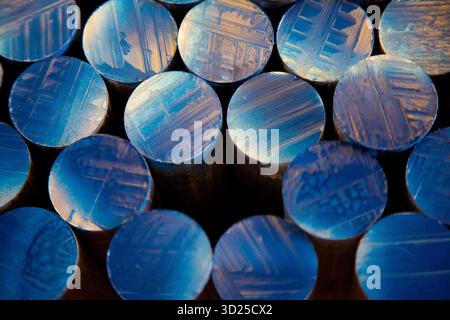 Extrémités coupées peintes en bleu des barres d'acier Banque D'Images