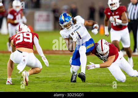 Stanford, CA, USA : San José State Spartans Wide Receiver Leland Smith (1) court après la capture tandis que Stanford University S Charlie Eckhardt (39) att Banque D'Images
