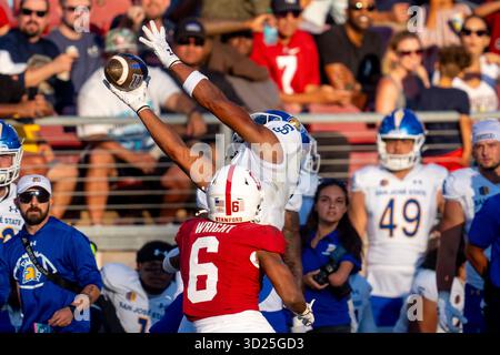 Stanford, CA, Etats-Unis : San José State Spartans Wide Receiver Leland Smith (1) attrape un col sur Stanford Cardinals Cornerback Collin Wright (6) pendant Banque D'Images