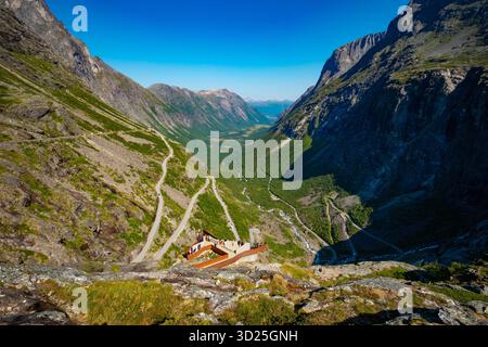 Route de montagne Trollstigen en Norvège - célèbre route serpentine avec des virages spectaculaires en épingle à cheveux, des falaises abruptes et un paysage pittoresque magnifique dans le Romsdal Banque D'Images