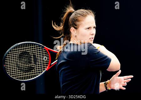 Melbourne, Australie, 15 janvier 2025. Darja Kassatkina (AUS) est en action lors d'une séance d'entraînement au Tennis Australian Open 2025 à Melbourne Park. Banque D'Images