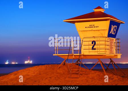 Une tour de sauveteur à Huntington Beach, en Californie est fermée la nuit, prête pour les visiteurs du lendemain sur la côte Banque D'Images