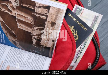 Guide de voyage Egypte avec passeport britannique et monnaie égyptienne Banque D'Images