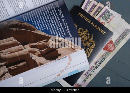 Guide de voyage Egypte avec passeport britannique et monnaie égyptienne Banque D'Images