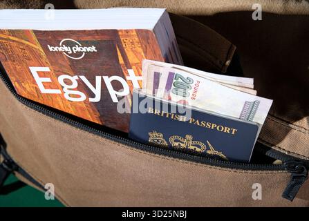 Guide de voyage Egypte avec passeport britannique et monnaie égyptienne Banque D'Images