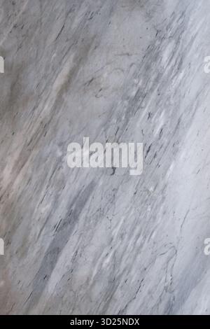 Gros plan d'une surface en marbre gris texturé avec des veines naturelles Banque D'Images