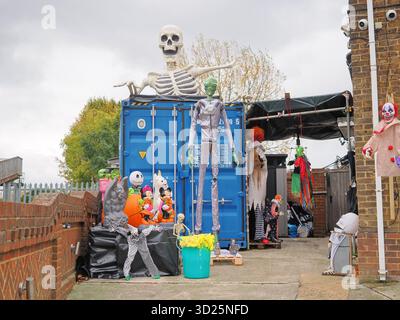 Gillingham, Kent, Royaume-Uni. 30 octobre 2025. Une maison d'Halloween effrayante-taculaire avec une araignée géante comme pièce maîtresse vue dans Lower Twdall Ln, Gillingham. L'exposition est par la famille Murphy qui amasse des fonds pour la dystrophie musculaire. Crédit : James Bell/Alamy Live News Banque D'Images