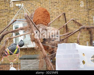 Gillingham, Kent, Royaume-Uni. 30 octobre 2025. Une maison d'Halloween effrayante-taculaire avec une araignée géante comme pièce maîtresse vue dans Lower Twdall Ln, Gillingham. L'exposition est par la famille Murphy qui amasse des fonds pour la dystrophie musculaire. Crédit : James Bell/Alamy Live News Banque D'Images
