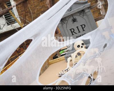 Gillingham, Kent, Royaume-Uni. 30 octobre 2025. Une maison d'Halloween effrayante-taculaire avec une araignée géante comme pièce maîtresse vue dans Lower Twdall Ln, Gillingham. L'exposition est par la famille Murphy qui amasse des fonds pour la dystrophie musculaire. Crédit : James Bell/Alamy Live News Banque D'Images