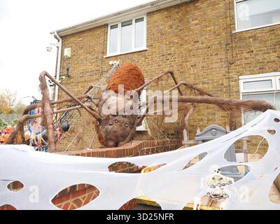 Gillingham, Kent, Royaume-Uni. 30 octobre 2025. Une maison d'Halloween effrayante-taculaire avec une araignée géante comme pièce maîtresse vue dans Lower Twdall Ln, Gillingham. L'exposition est par la famille Murphy qui amasse des fonds pour la dystrophie musculaire. Crédit : James Bell/Alamy Live News Banque D'Images