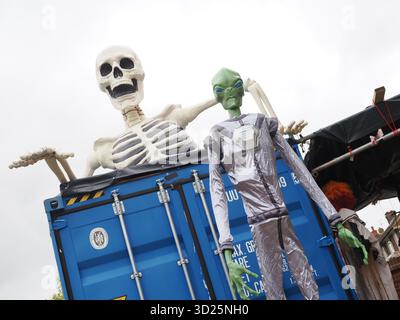 Gillingham, Kent, Royaume-Uni. 30 octobre 2025. Une maison d'Halloween effrayante-taculaire avec une araignée géante comme pièce maîtresse vue dans Lower Twdall Ln, Gillingham. L'exposition est par la famille Murphy qui amasse des fonds pour la dystrophie musculaire. Crédit : James Bell/Alamy Live News Banque D'Images