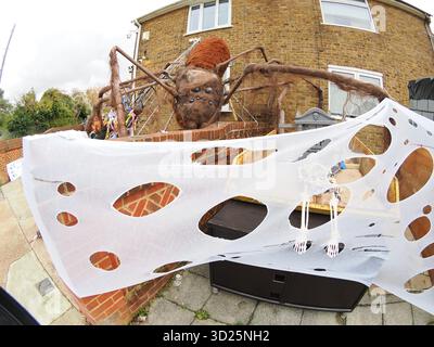 Gillingham, Kent, Royaume-Uni. 30 octobre 2025. Une maison d'Halloween effrayante-taculaire avec une araignée géante comme pièce maîtresse vue dans Lower Twdall Ln, Gillingham. L'exposition est par la famille Murphy qui amasse des fonds pour la dystrophie musculaire. Crédit : James Bell/Alamy Live News Banque D'Images