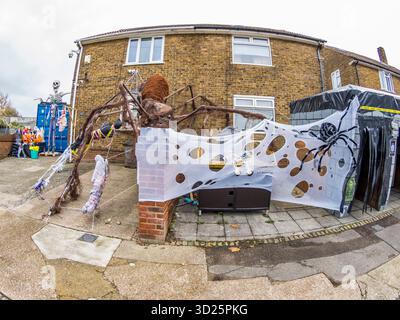 Gillingham, Kent, Royaume-Uni. 30 octobre 2025. Une maison d'Halloween effrayante-taculaire avec une araignée géante comme pièce maîtresse vue dans Lower Twdall Ln, Gillingham. L'exposition est par la famille Murphy qui amasse des fonds pour la dystrophie musculaire. Crédit : James Bell/Alamy Live News Banque D'Images