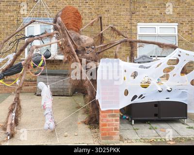 Gillingham, Kent, Royaume-Uni. 30 octobre 2025. Une maison d'Halloween effrayante-taculaire avec une araignée géante comme pièce maîtresse vue dans Lower Twdall Ln, Gillingham. L'exposition est par la famille Murphy qui amasse des fonds pour la dystrophie musculaire. Crédit : James Bell/Alamy Live News Banque D'Images