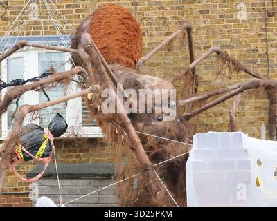 Gillingham, Kent, Royaume-Uni. 30 octobre 2025. Une maison d'Halloween effrayante-taculaire avec une araignée géante comme pièce maîtresse vue dans Lower Twdall Ln, Gillingham. L'exposition est par la famille Murphy qui amasse des fonds pour la dystrophie musculaire. Crédit : James Bell/Alamy Live News Banque D'Images