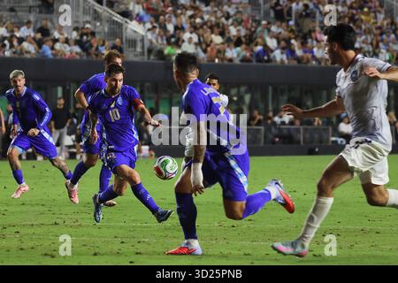 L’attaquant de l’équipe nationale masculine de l’Argentine Lionel Messi (10 ans) dribble le bal au stade Chase le 14 octobre 2025 à Fort Lauderdale, FL. Argentine Dela Banque D'Images