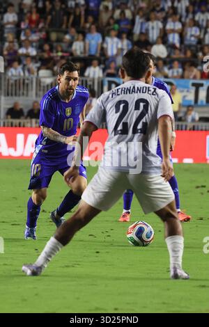 L’attaquant de l’équipe nationale masculine d’Argentine Lionel Messi (10 ans) dribble la balle au stade Chase le 14 octobre 2025 à Fort Lauderdale, FL. Argentine defe Banque D'Images