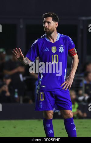 L’attaquant de l’équipe nationale masculine d’Argentine Lionel Messi (10 ans) fait signe aux supporters au stade Chase le 14 octobre 2025 à Fort Lauderdale, en Floride. Argentine defe Banque D'Images