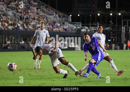 L’attaquant de l’équipe nationale masculine d’Argentine Lionel Messi (10 ans) tire le ballon au stade Chase le 14 octobre 2025 à Fort Lauderdale, FL. Argentine défaite Banque D'Images