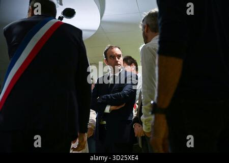Carentan, France. 30 octobre 2025. Le premier ministre français Sébastien Lecornu s'entretient avec le personnel lors d'une visite au centre de santé de Carentan, à Carentan, dans le nord-ouest de la France, le 30 octobre 2025. Photo de Lou Benoist/Pool/ABACAPRESS.COM crédit : Abaca Press/Alamy Live News Banque D'Images