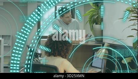 Collègues femmes et hommes discutant des détails du projet au bureau moderne, avec smartphone portable Banque D'Images