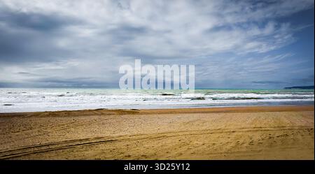 Vue de Camber Sands Beach, une plage de sable fin par temps couvert sur la côte est du Sussex en Angleterre Banque D'Images