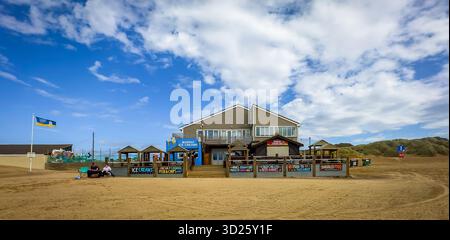 Camber Sands Beach, Royaume-Uni, 20 août 2024, vue de Marina Cafe par une plage de sable sur la côte est du Sussex, Angleterre Banque D'Images