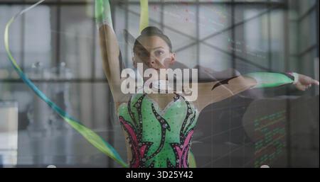 Ruban tourbillonnant de gymnaste féminin dans la salle de sport, avec léotard scintillant et manches Banque D'Images