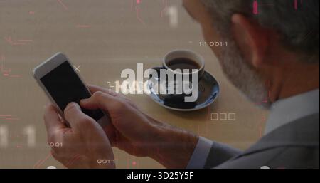 Smartphone saisissant homme senior portant un costume affichant un avertissement de code piraté avec une tasse à espresso au bureau Banque D'Images