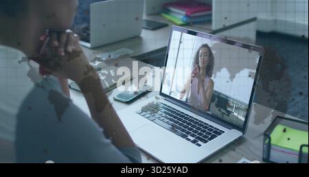 Menton de repos portant dessus gris au bureau gauche, avec ordinateur portable, espace de copie Banque D'Images