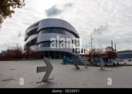 STUTTGART, ALLEMAGNE - 18 OCTOBRE 2025 : vue panoramique de l'architecture moderne saisissante du musée Mercedes-Benz de Stuttgart, Allemagne, avec dire Banque D'Images