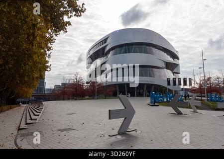 STUTTGART, ALLEMAGNE - 18 OCTOBRE 2025 : vue panoramique de l'architecture moderne saisissante du musée Mercedes-Benz de Stuttgart, Allemagne, avec dire Banque D'Images