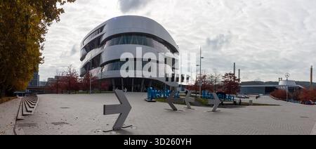 STUTTGART, ALLEMAGNE - 18 OCTOBRE 2025 : vue panoramique de l'architecture moderne saisissante du musée Mercedes-Benz de Stuttgart, Allemagne, avec dire Banque D'Images