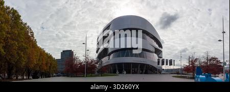 STUTTGART, ALLEMAGNE - 18 OCTOBRE 2025 : vue panoramique de l'architecture moderne saisissante du musée Mercedes-Benz de Stuttgart, Allemagne, avec dire Banque D'Images